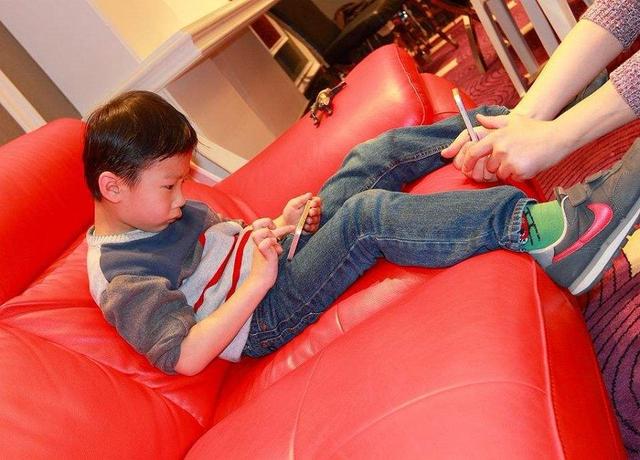 孩子沉迷于手机，制止是下策，这样做才最有效