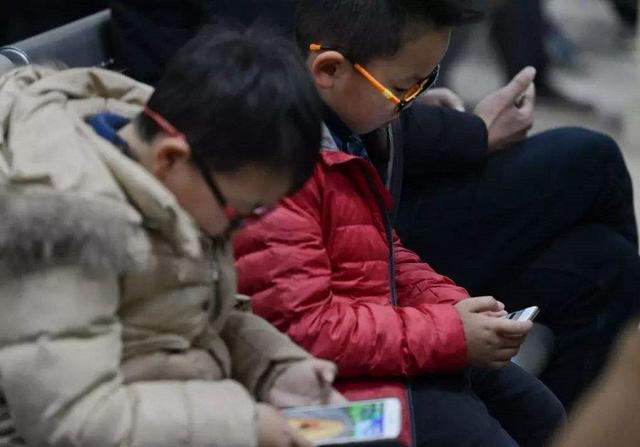 孩子沉迷于手机，制止是下策，这样做才最有效