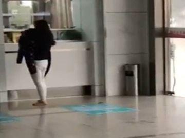 下雨天妈妈抱着孩子冲进医院，穿着秋裤还光着脚，真让人心疼