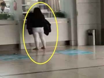 下雨天妈妈抱着孩子冲进医院，穿着秋裤还光着脚，真让人心疼