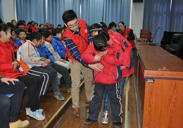 孩子因误食而窒息，晚一步则有生命危险，家长要学会这些急救方法