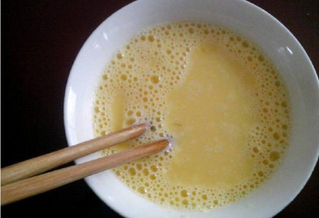 总是做不出滑滑嫩嫩的鸡蛋羹？那是因为你少做了这一步，你知道吗