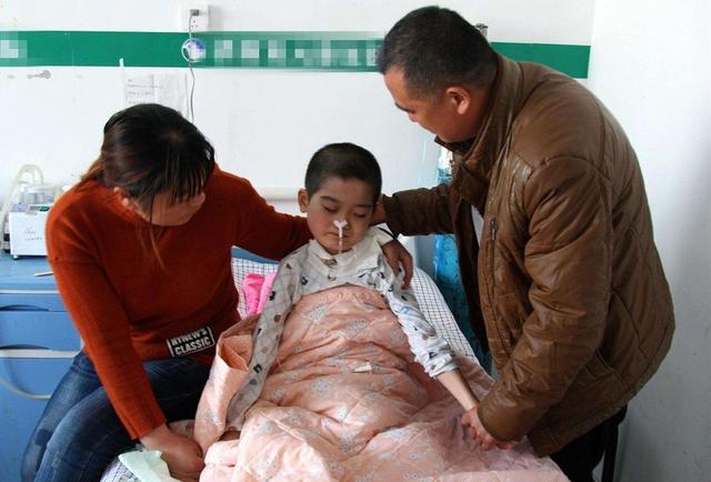 孩子因误食而窒息，晚一步则有生命危险，家长要学会这些急救方法