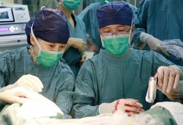 中国首例！女儿“借”母亲子宫，成功在西安生下自己的宝宝