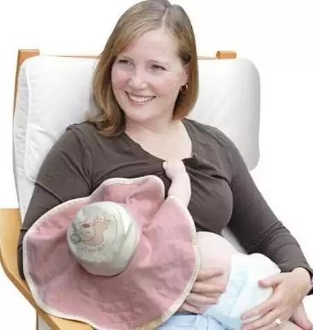 母乳喂养：在公共场所给宝宝哺乳，宝妈们该如何避免尴尬？