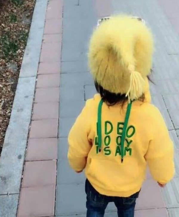 爸爸给宝宝衣服穿反了，妈妈看到正面后，也是笑岔了气