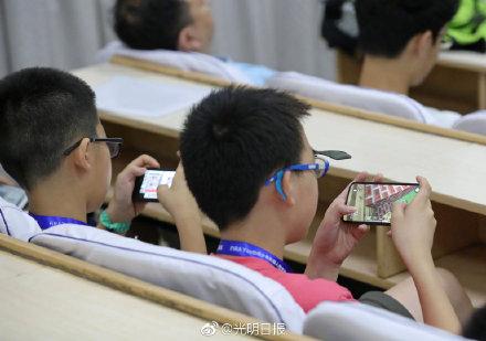 中小学生网游调查：亲子关系越差孩子越易沉迷网游