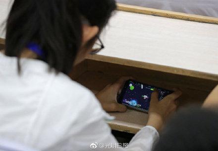 中小学生网游调查：亲子关系越差孩子越易沉迷网游