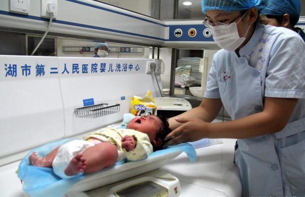 剖腹产产妇，产后轻多少斤正常？掉的太多真不好！