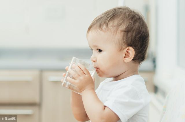 刚满月宝宝，每天就只喝母乳，连水都不喝，但是维生素AD一定要补