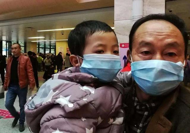 “最难老爸”抱娃姿势走红，网友纷纷道出：心疼宝宝