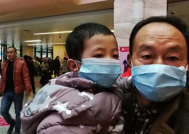 换季节点，孩子最容易感冒，预防工作不能少了这2招