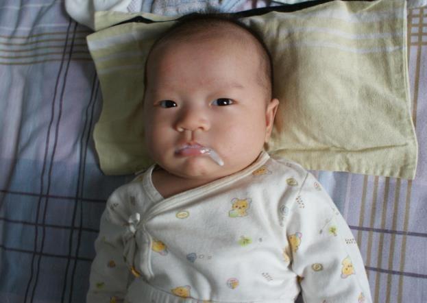 护理新生儿时，妈妈最关心的4个问题都在这了，别忽视了！