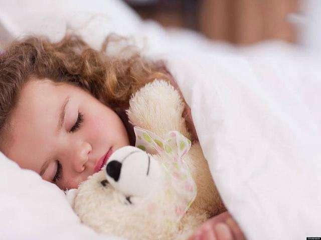 医生：宝宝睡觉时间长有问题吗？要不要叫醒吃奶？