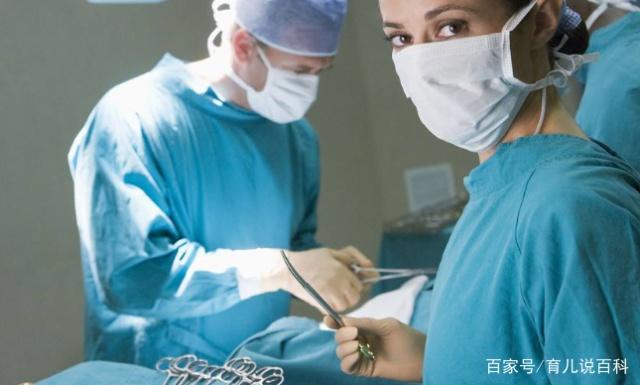 孕妇产房生孩子，出来的东西却很难堪，医生：没事，很正常