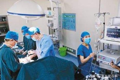 孕妇产房生孩子，出来的东西却很难堪，医生：没事，很正常