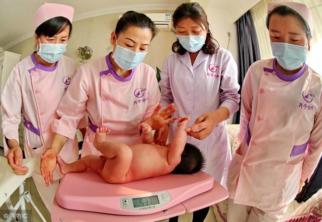 宝宝出生后1天瘦1两，是孩子生病了还是吃不饱？医生却说是正常的