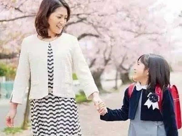 宝宝在幼儿园过得怎么样，妈妈学会这几招，如同看监控