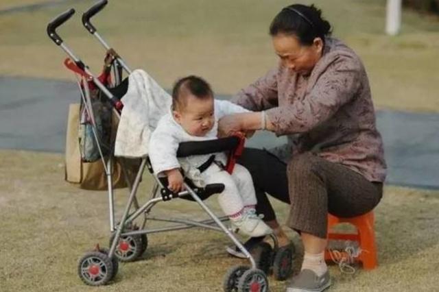为什么如今更愿意让姥姥带孩子？姥姥的三大优势，奶奶可能没有！