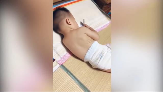 1岁宝宝偷玩老爸手机，听到爸爸脚步声后，宝宝的反应太机智了