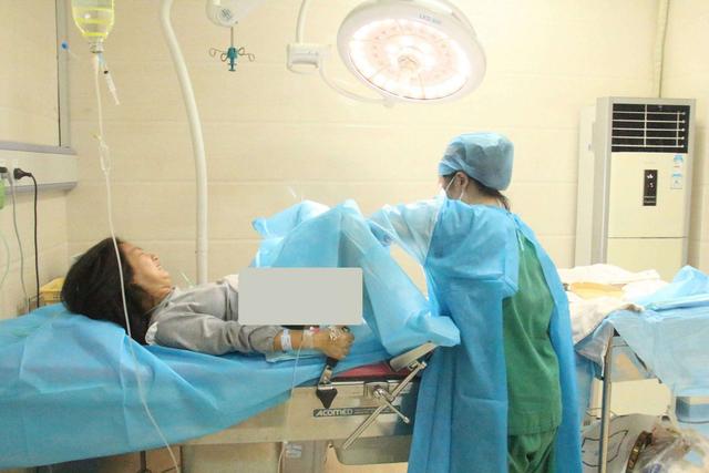 孕妇深夜分娩，产房外只有6岁女儿守候，接下来的这幕让护士流泪