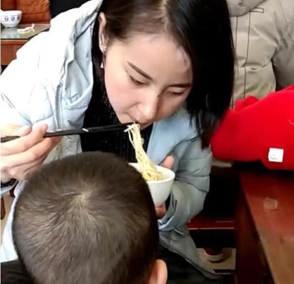 “艰辛妈妈”带娃吃饭走红, 躺在桌上的小宝: 我是谁? 我在哪?