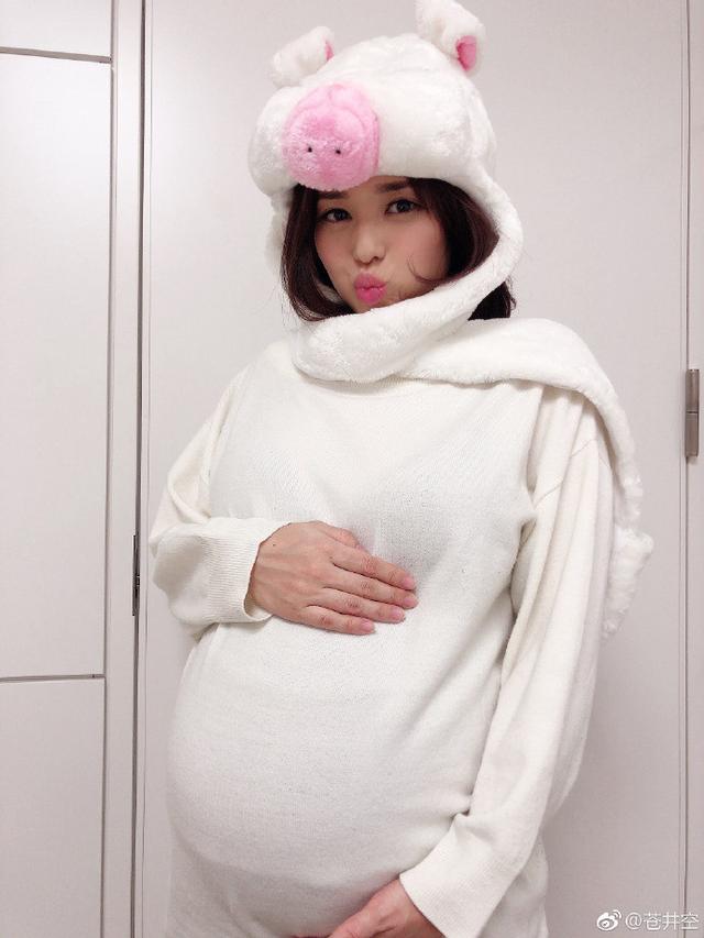 苍井空怀双胞胎8个月突然肚子剧痛，自曝无法睡觉担心早产