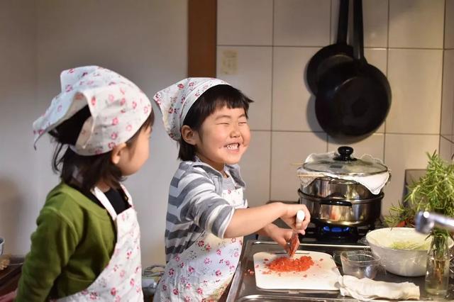 生完孩子后，她拍下女儿1000张丑照，发到网上引来无数哈哈哈哈哈哈哈～