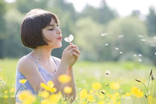 女孩第一次来月经到底多少岁最合适？妈妈要留意，过早过晚都不好