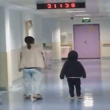生完二胎的妈妈在走廊做恢复，5岁儿子默默跟着，连背影都很温暖
