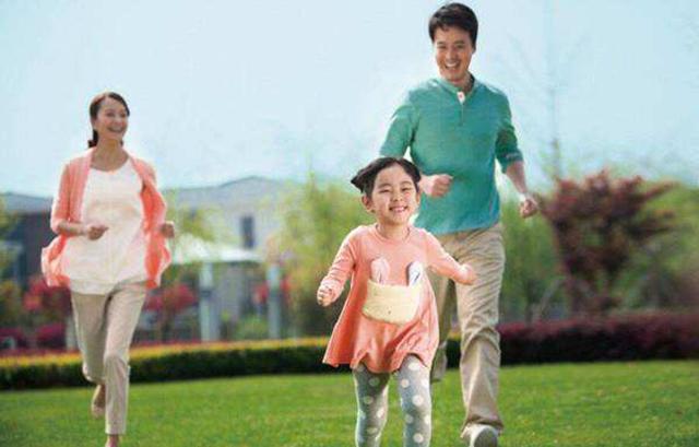 为攒钱买房子，妈妈几年不给娃买衣服书包，街坊：我都看不下去了