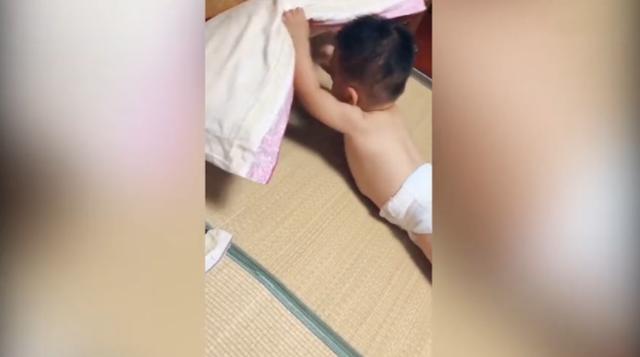 1岁宝宝偷玩老爸手机，听到爸爸脚步声后，宝宝的反应太机智了