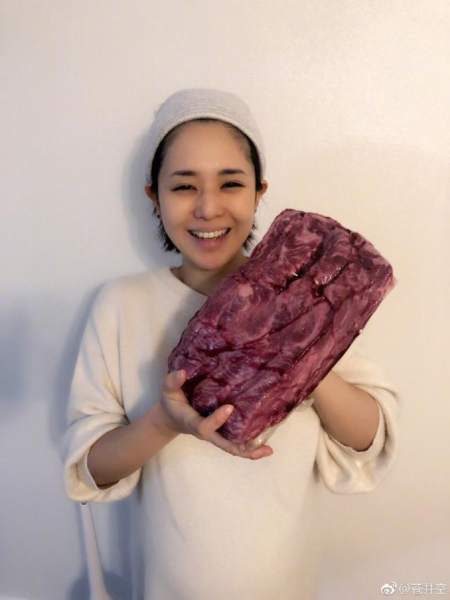 苍井空怀双胞胎8个月突然肚子剧痛，自曝无法睡觉担心早产