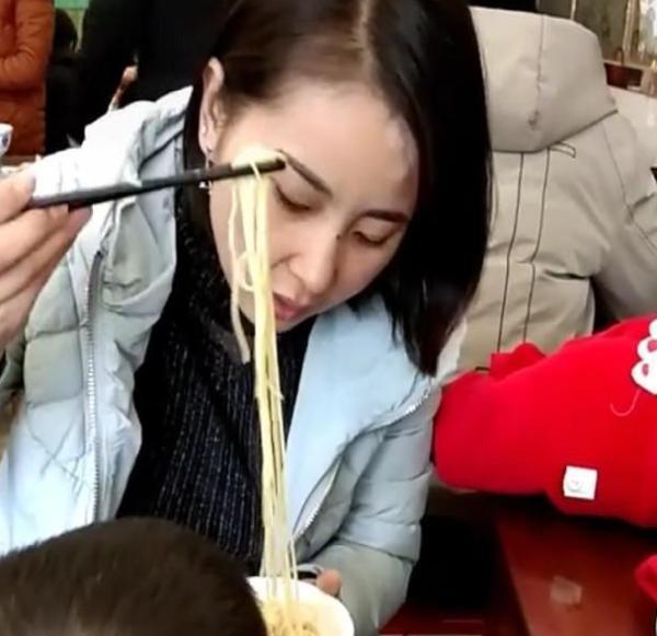 “艰辛妈妈”带娃吃饭走红, 躺在桌上的小宝: 我是谁? 我在哪?