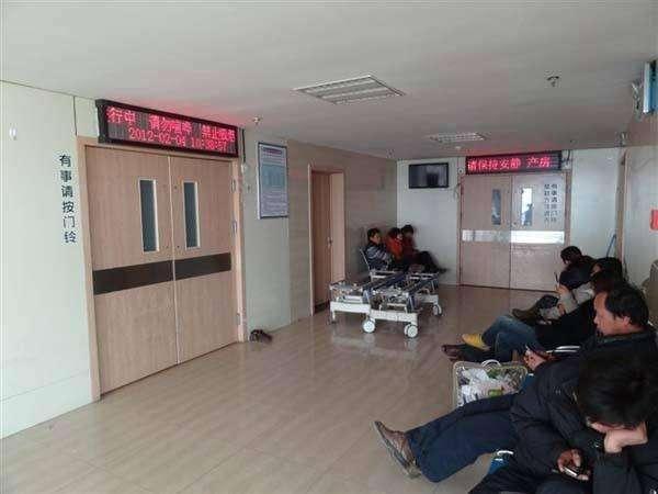孕妇深夜分娩，产房外只有6岁女儿守候，接下来的这幕让护士流泪