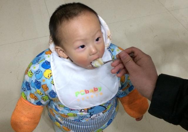 饭得“跑”着吃？你觉得没必要的物件，却能防止孩子坏习惯的养成