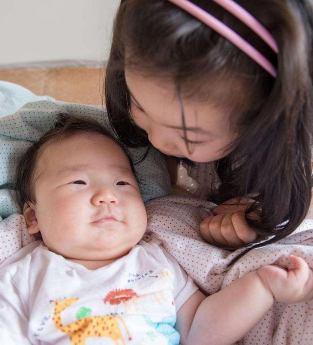 女儿才5岁,就主动要求分房睡?问清原因后,妈妈十分惭愧