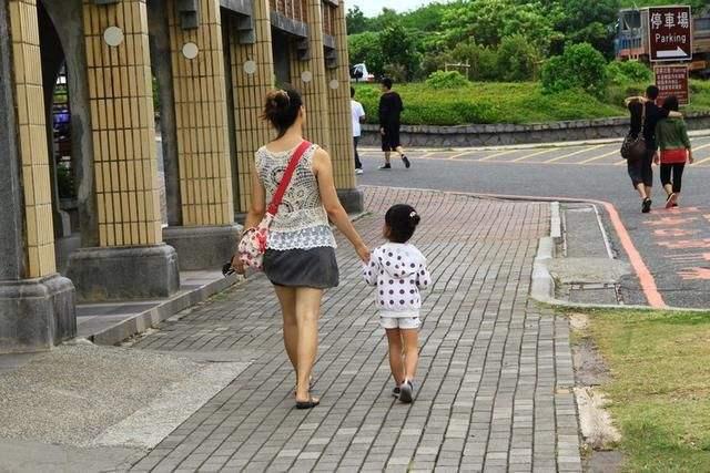 孩子在公交车上突然大哭，妈妈正想批评，一摸包发现孩子的用意