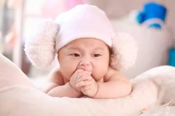 宝宝吮吸拇指是“子宫内行为”,心理学家埃斯特:强行阻止危害大