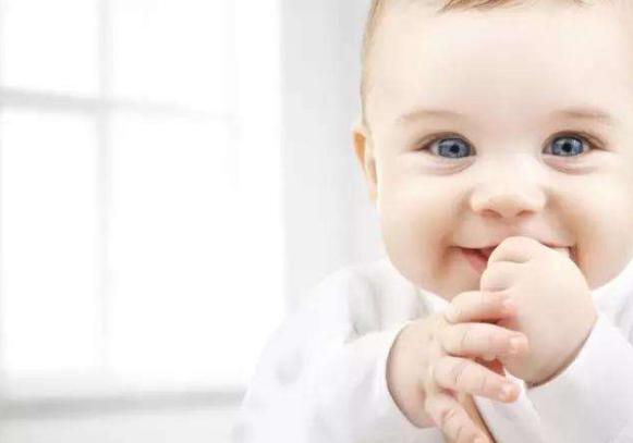 宝宝吮吸拇指是“子宫内行为”,心理学家埃斯特:强行阻止危害大
