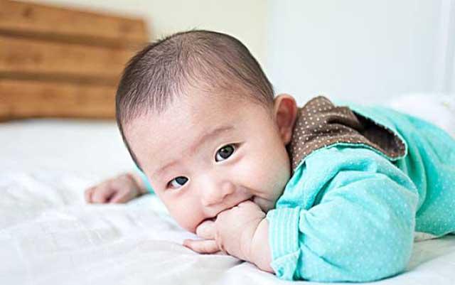 7个月的宝宝爱流口水？不想宝宝“淹脖子”，宝妈得这样做