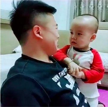 爸爸装哭向宝宝告状，说妈妈打了自己，宝宝的反应真是太可爱了