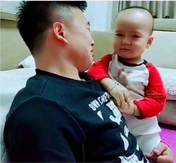爸爸装哭向宝宝告状，说妈妈打了自己，宝宝的反应真是太可爱了