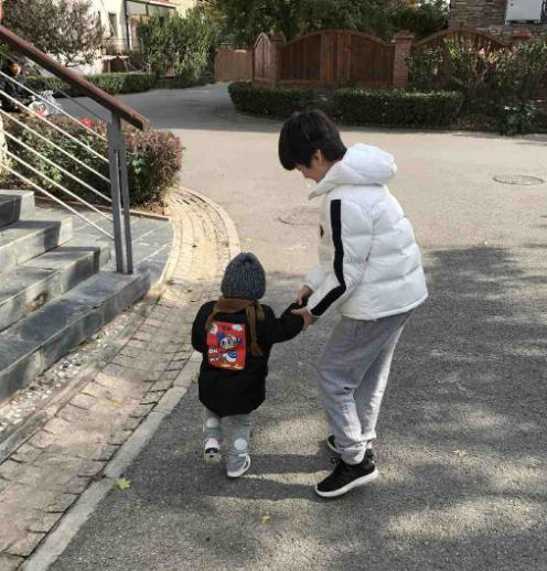 哥哥哄妹妹吃饭，画面超萌，网友：这样的哥哥给我来一打！