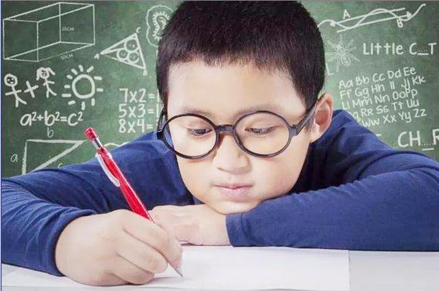 想保护宝宝视力，除了少玩手机，这四种食物平时也要少给孩子吃