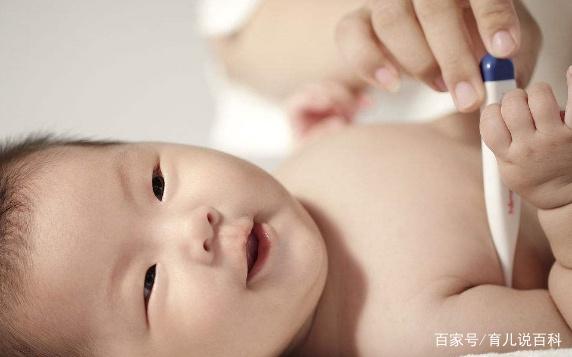 孩子发烧别着急去医院，医生教你这2招，不仅效果好，孩子也好受