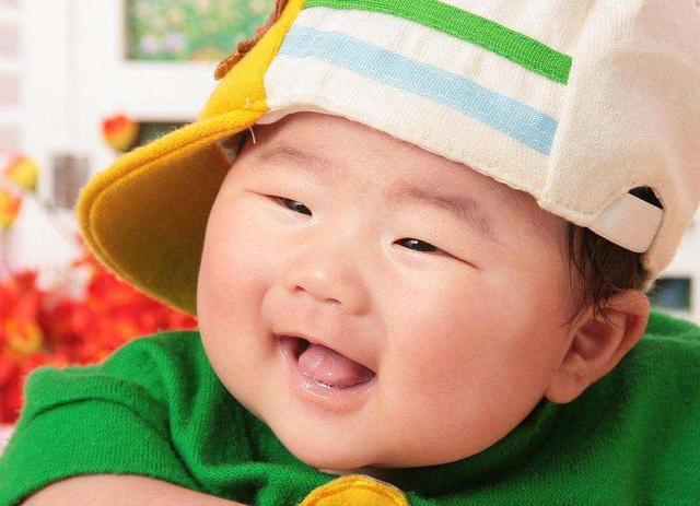 新生儿眼睛小，亲妈都看不出是否睁着眼，医生说出了真相