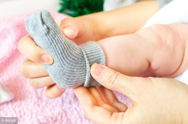 宝宝要穿袜子睡觉吗？这些情况要给宝宝穿袜子，宝妈别大意