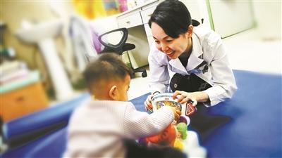 募集旧玩具看病当“道具” 儿保医生马扬和孩子“玩”成一片