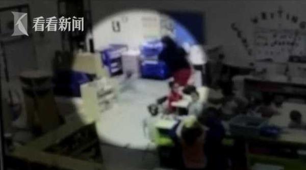 3岁女童被老师拎着胳膊扔飞 头撞柜子开裂缝7针